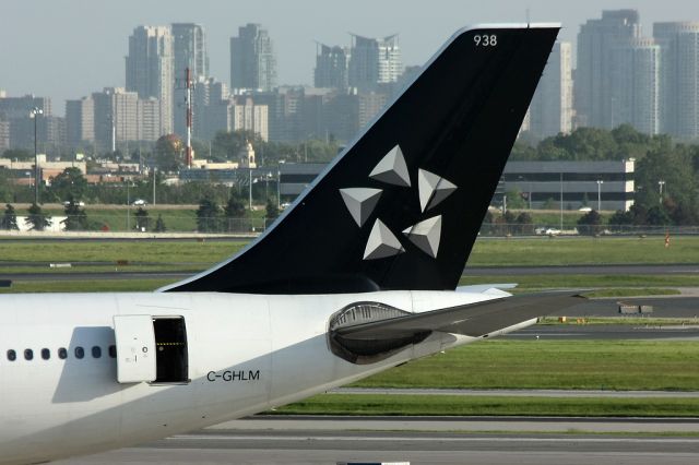 Airbus A330-300 (C-GHLM)