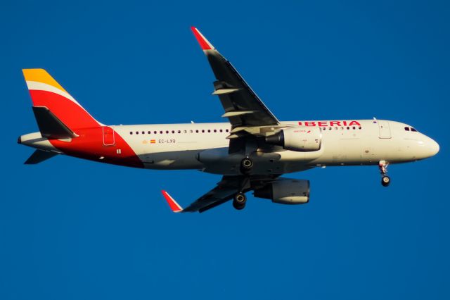 Airbus A320 (EC-LXQ) - The calm after the storm for this Iberia A320 arriving into Barcelona