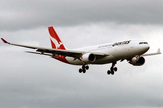 Airbus A330-200 (VH-EBJ)