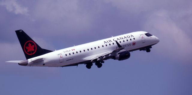 Embraer ERJ 175 (C-FEJY) - Shortly after departure is this 2005 Air Canada Express Embraer E175 SU in the Spring of 2024.