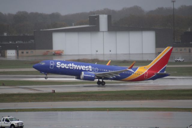 Boeing 737 MAX 8 (N8879Q) - A Southwest 737-8 departing Milwaukee going to Fort Myers