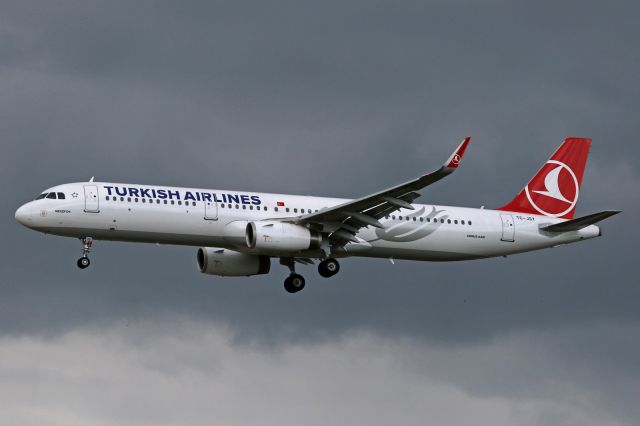 Airbus A321 (TC-JSY)