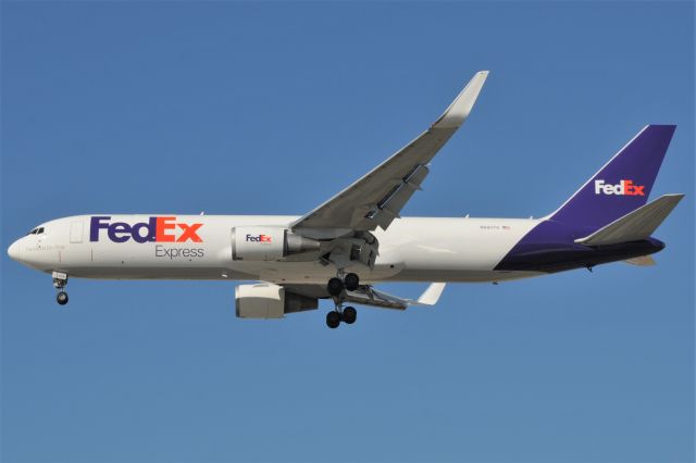 BOEING 767-300 (N68079)