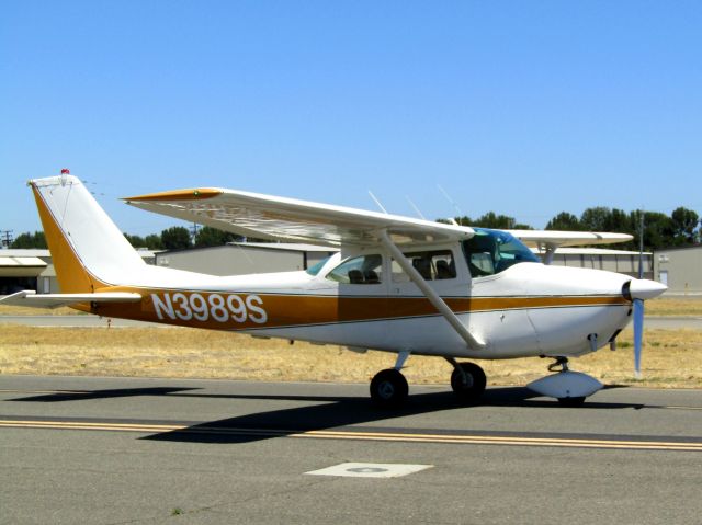 Cessna Skyhawk (N3989S) - Taxiing to RWY 24