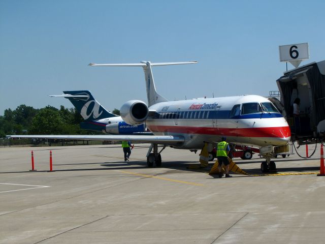 Embraer ERJ-135 (N373SK)