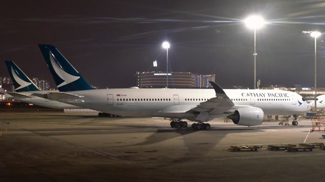 Airbus A350-900 (B-LRU) - Cathay Pacific Airbus A350-941 B-LRU in Hong Kong 