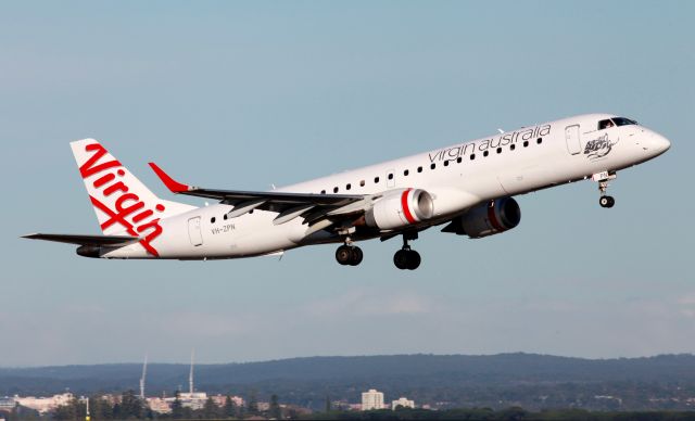 Embraer ERJ-190 (VH-ZPN) - "Arrawarra Beach" Departing Rwy 34R