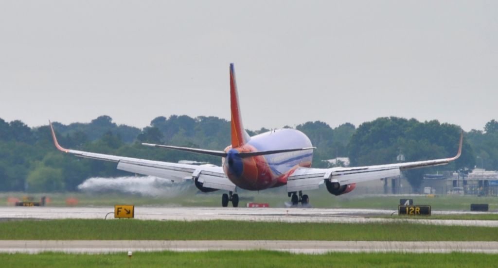 BOEING 737-300 (N627SW)