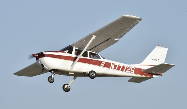 Cessna Skyhawk (N7772G) - Airventure 2017