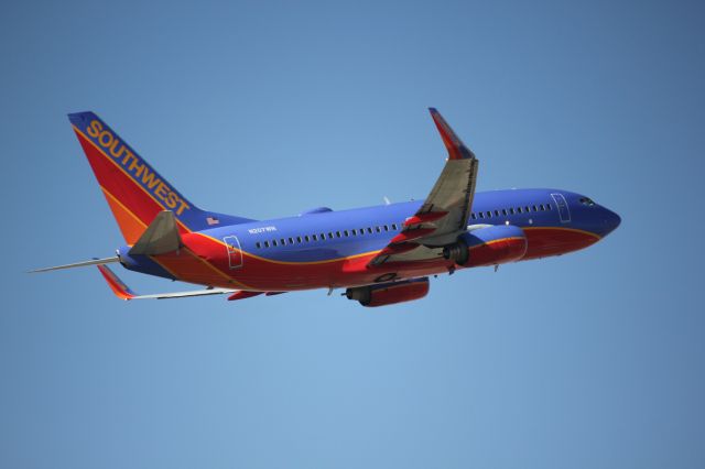 Boeing 737-700 (N207WN) - Airbourne from runway 25.