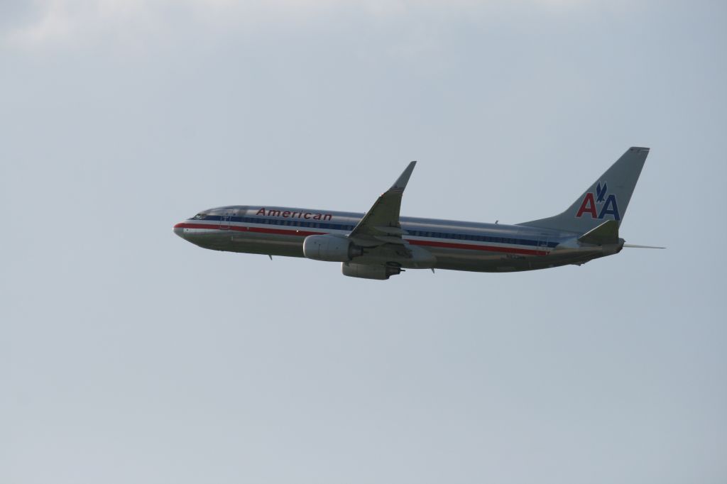 Boeing 737-800 (N833NN)