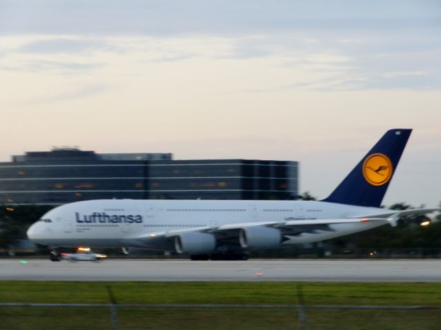 Airbus A380-800 (D-AIMB)