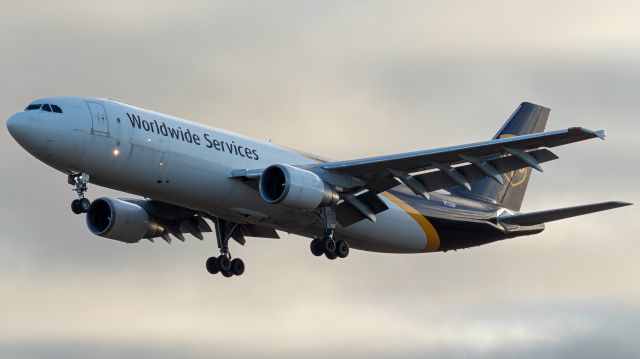 Airbus A300F4-600 (N135UP) - UPS A300 approaching the runway. 