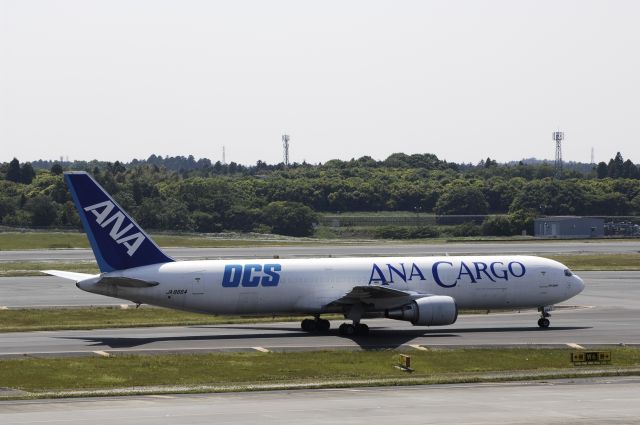 BOEING 767-300 (JA8664) - Taxing at Narita Intl Airport on 2016/05/22