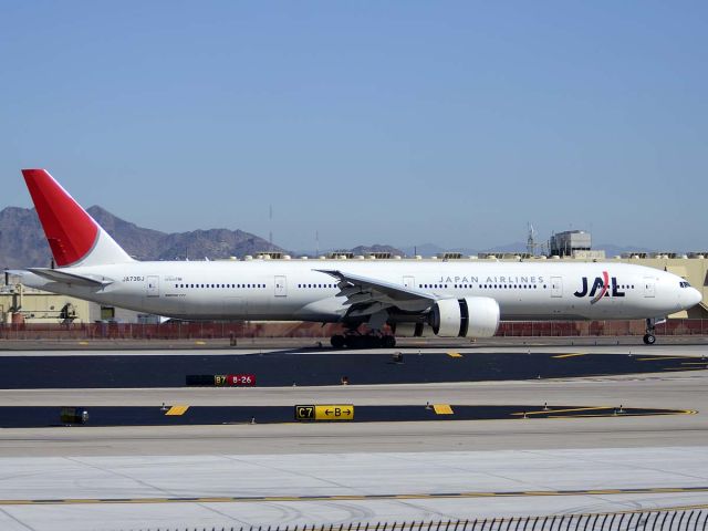 BOEING 777-300 (JA736J) - 777-346ER JA736J Japan Airlines Flight JAL8008 arriving at Phoenix Sky Harbor to pick up the Seattle Mariners baseball team and fly them to Narita International Airport for exhibition games in Japan.