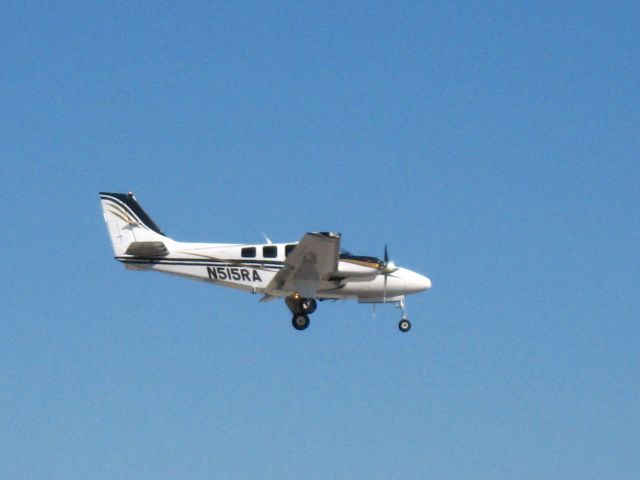 Beechcraft Baron (58) (N515RA) - Landing on RWY 19R