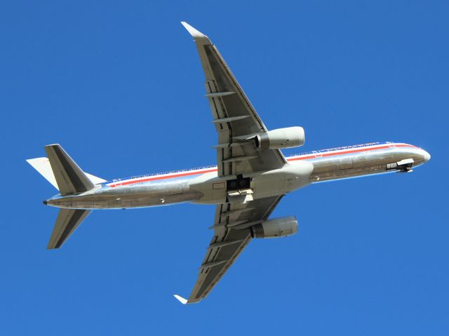 Boeing 757-200 (N677AN) - Saliendo de San José hacia Miami