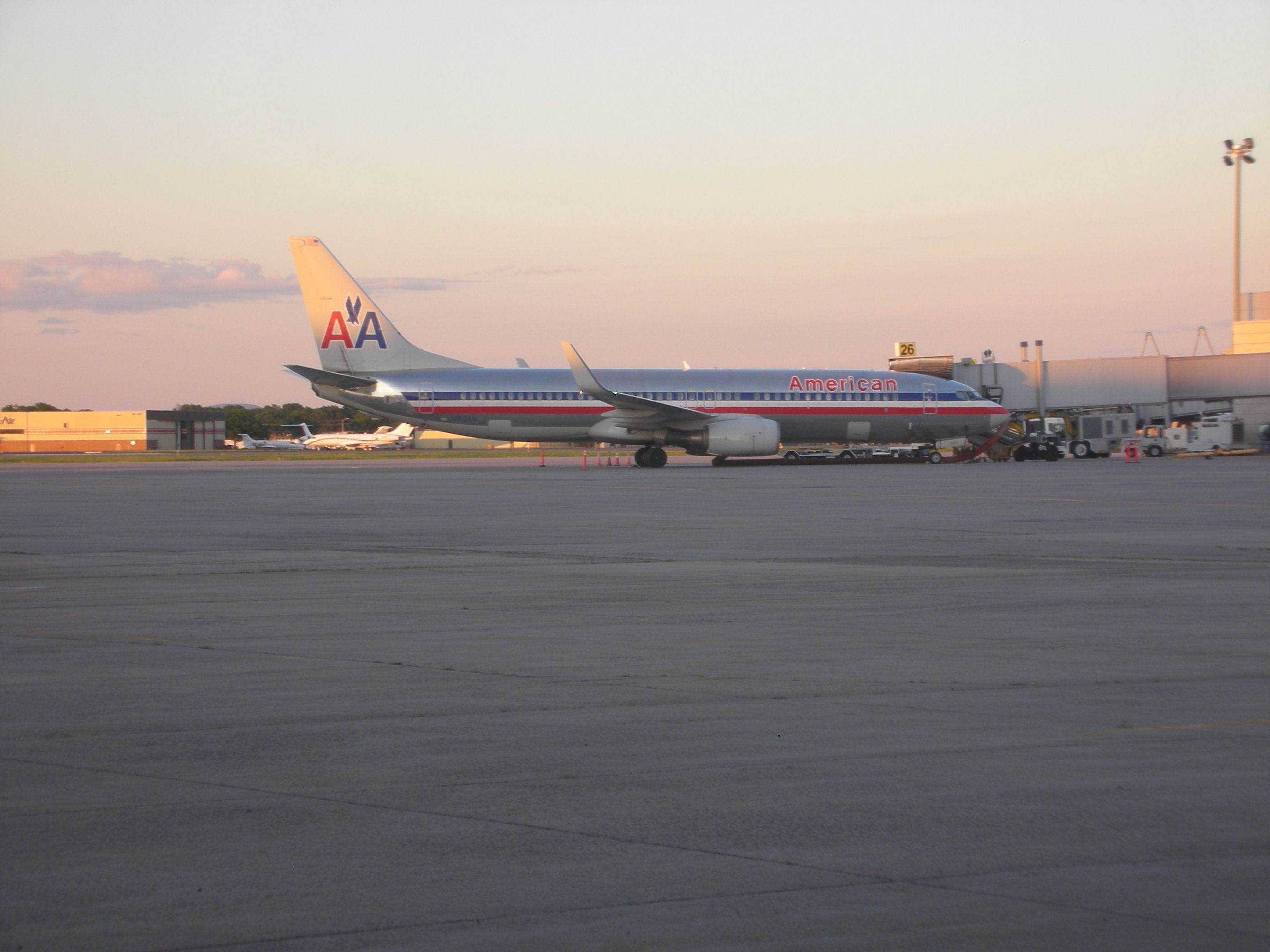 Boeing 737-800 (N919AN) - American B737-800 in the evening.