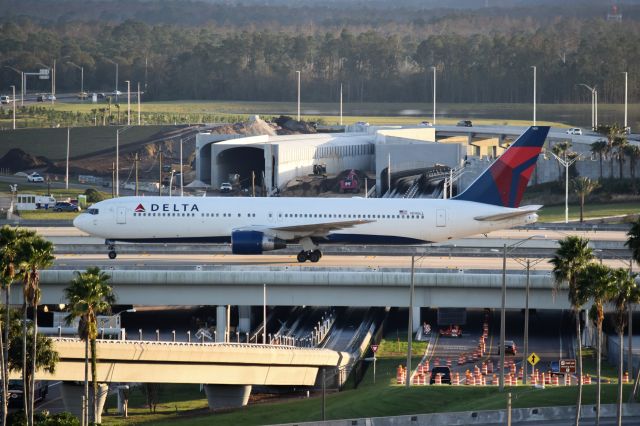 BOEING 767-300 (N140LL)