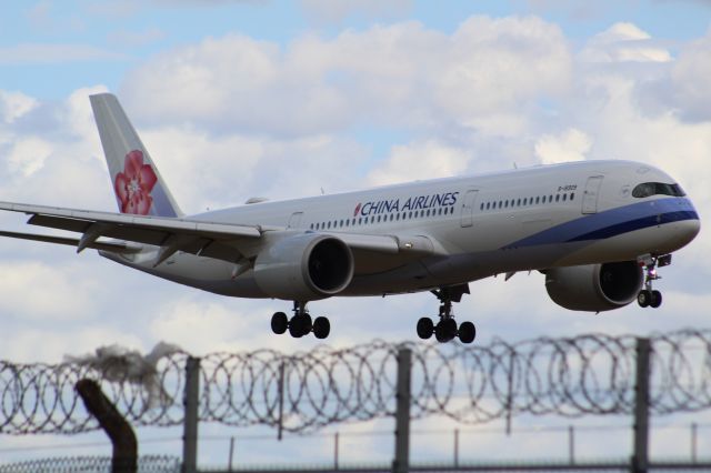 Airbus A350-900 (B-18909) - A China Airlines A350-900 on final approach into LHR, landing on runway 27R.br /br /Location: Northern Perimiter Road, beside Runway 27R.br /Date: 26.08.22 (dd/mm/yy).