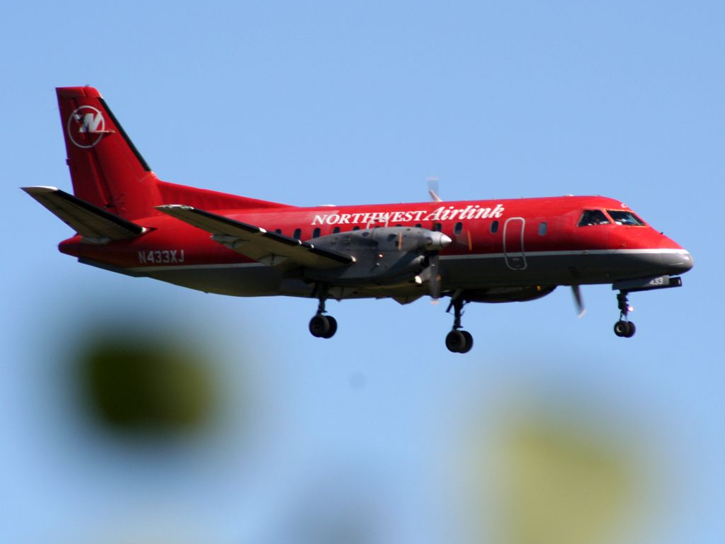 Saab 340 (N433XJ) - landing runway 22