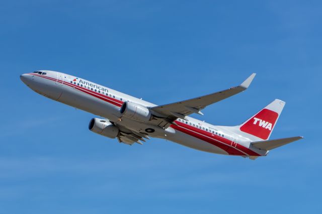 Boeing 737-800 (N915NN)
