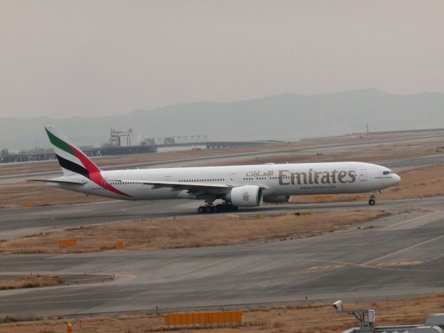 Boeing 777-200 (A6-ECK)