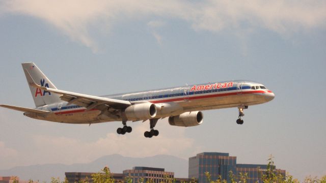 Boeing 757-200 (N179AA) - Landing on RWY 19R