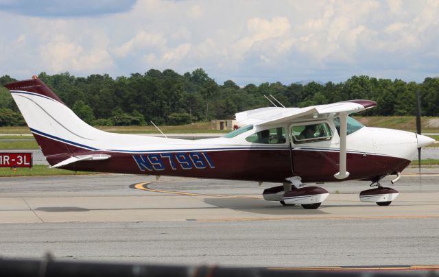 Cessna Skylane (N97981) - Surprisingly, this aircraft was built in 1979. One of my favorite paints. Photo taken on 6/7/2020.