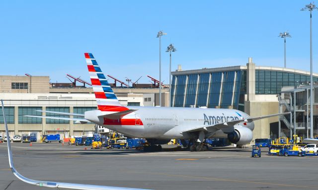 Boeing 777-200 (N765AN) - American Airlines Boeing 777-223ER N765AN in Boston 