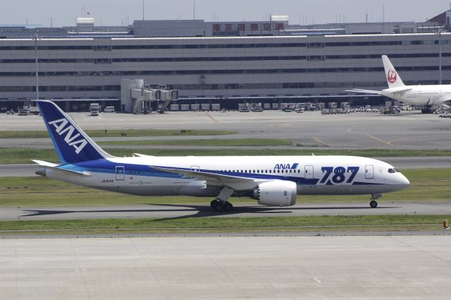 Boeing 787-8 (JA810A) - Taxing at Haneda Intl Airport on 2012/07/10