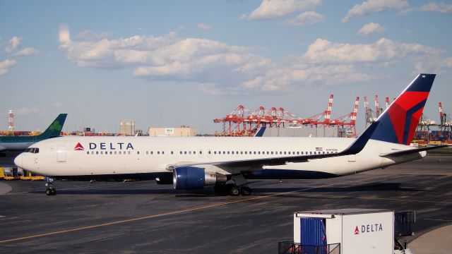 BOEING 767-300 (N191DN)