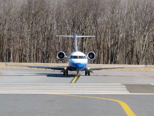 Canadair Regional Jet CRJ-200 (N593ML) - Lining up runway 34.