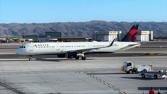 Airbus A321 (N313DN) - Arriving from SLC as DL1422