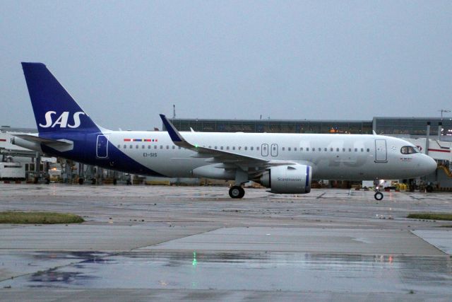 Airbus A320neo (EI-SIS) - Taxiing to Stand 226 on 21-Oct-22 operating flight SZS1523 from ESSA.