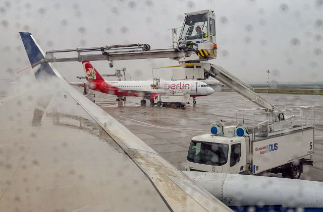 Airbus A321 (D-ABCK) - De-icing on the Delta 767-300ER before heading out DUS-ATL with an Air Berlin A321 getting the treatment out my window