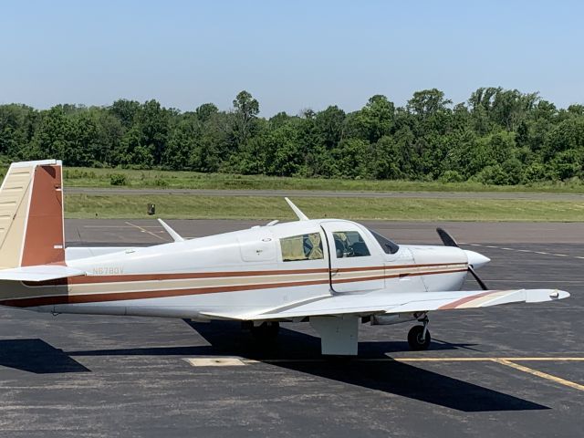 Mooney M-20 (N6780V) - N6780V (M20P) arriving at Wings Field (KLOM)br /Photo Date: June 5, 2021