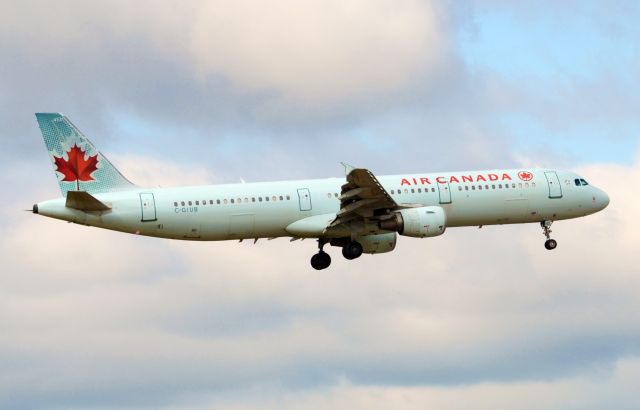 Airbus A321 (C-GIUB)