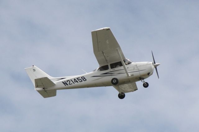 Cessna Skyhawk (N21458) - Cessna Skyhawk (N21458) departs Sarasota-Bradenton International Airport