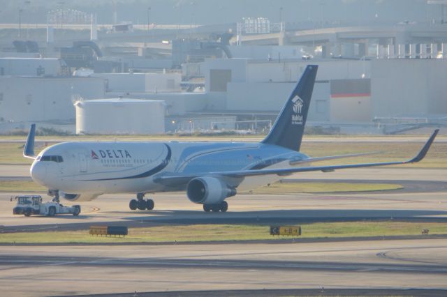 BOEING 767-300 (N171DZ) - Delta Airlines 767-300 "Habitat For Humanity" 10/11/13