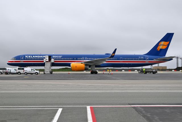 BOEING 757-300 (TF-ISX)