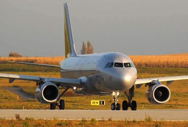 Airbus A319 (D-AGWD) - germanwings A319 beim Einschwenken auf die 22 im Abendlicht