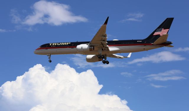 Boeing 757-200 (N757AF) - 'Trump Force One' landing at KFHU 22 Aug 24.