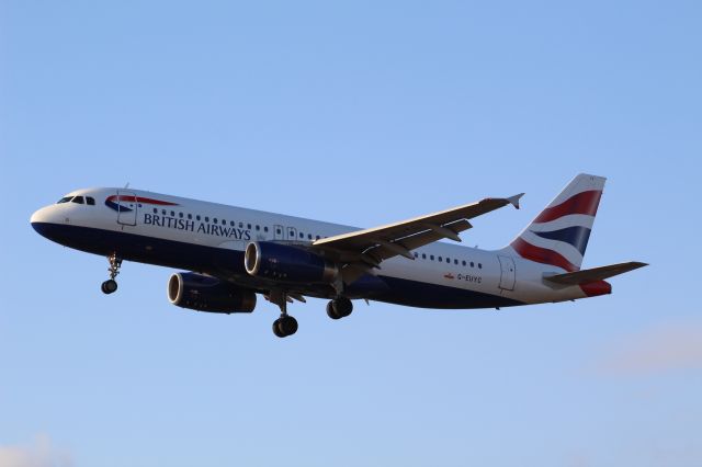 Airbus A320 (G-EUYC) - A British Airways A320 on final approach into LHR, landing on runway 27L.br /br /Location: Myrtle Avebr /Date: 02.08.22 (dd/mm/yy)