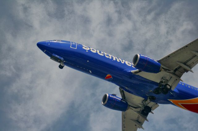 Boeing 737-800 (N8546V)