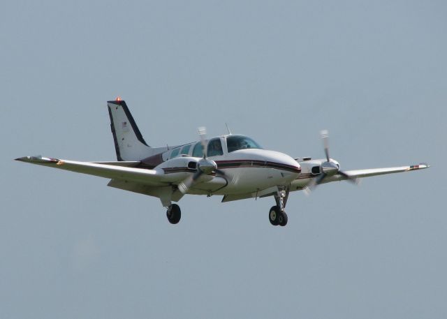 Beechcraft Baron (58) (N123US) - Landing on 14 at Downtown Shreveport.