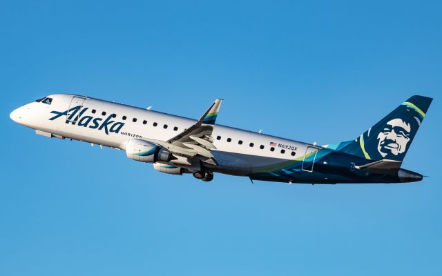 EMBRAER 175 (long wing) (N632QX)