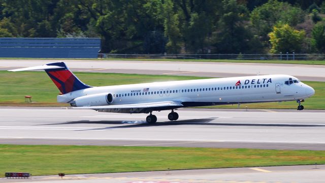 McDonnell Douglas MD-88 (N905DE) - 18 September, 2010