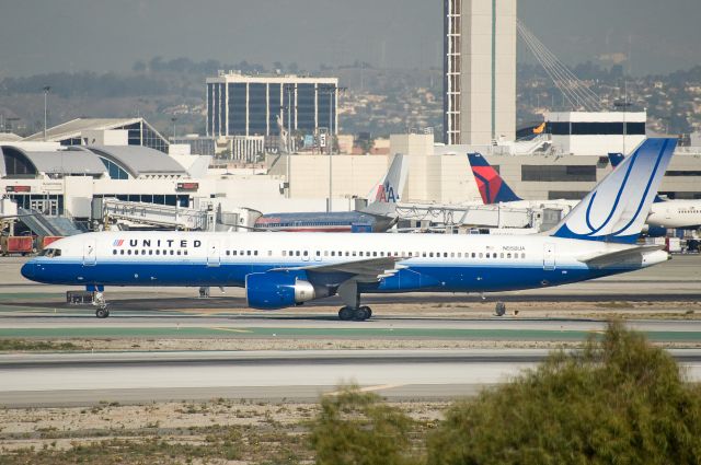 Boeing 757-200 (N558UA)