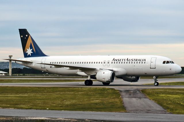 VH-HYH — - ANSETT AUSTRALIA AIRLINES - AIRBUS A320-211 - REG : VH-HYH (CN 030) - ADELAIDE INTERNATIONAL AIRPORT SA. AUSTRALIA - YPAD (9/2/1996)